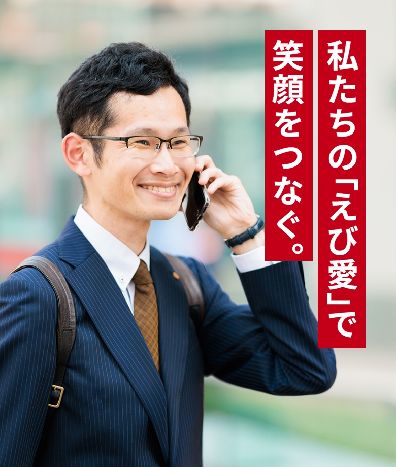 スーツ姿の男性が携帯電話で会話しているシーン。 