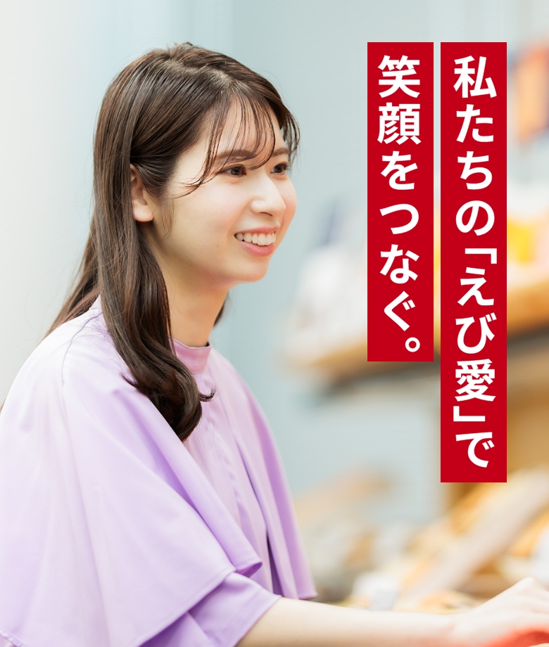 食品が並ぶ棚の前にいる女性。
