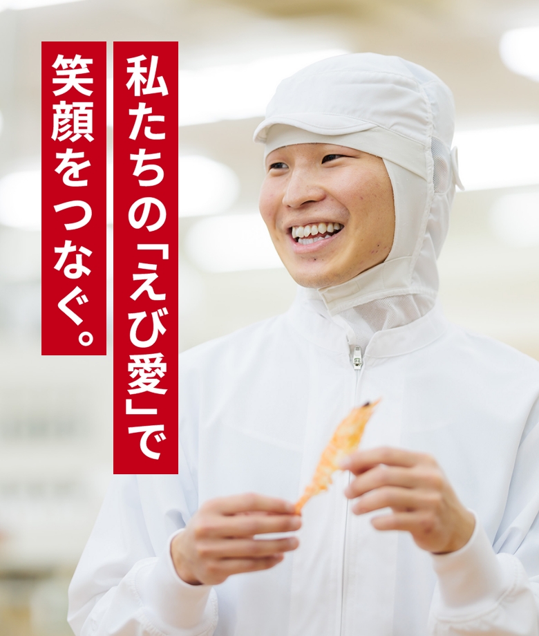 白い制服の男性が一品の食べ物を手にしているシーン。