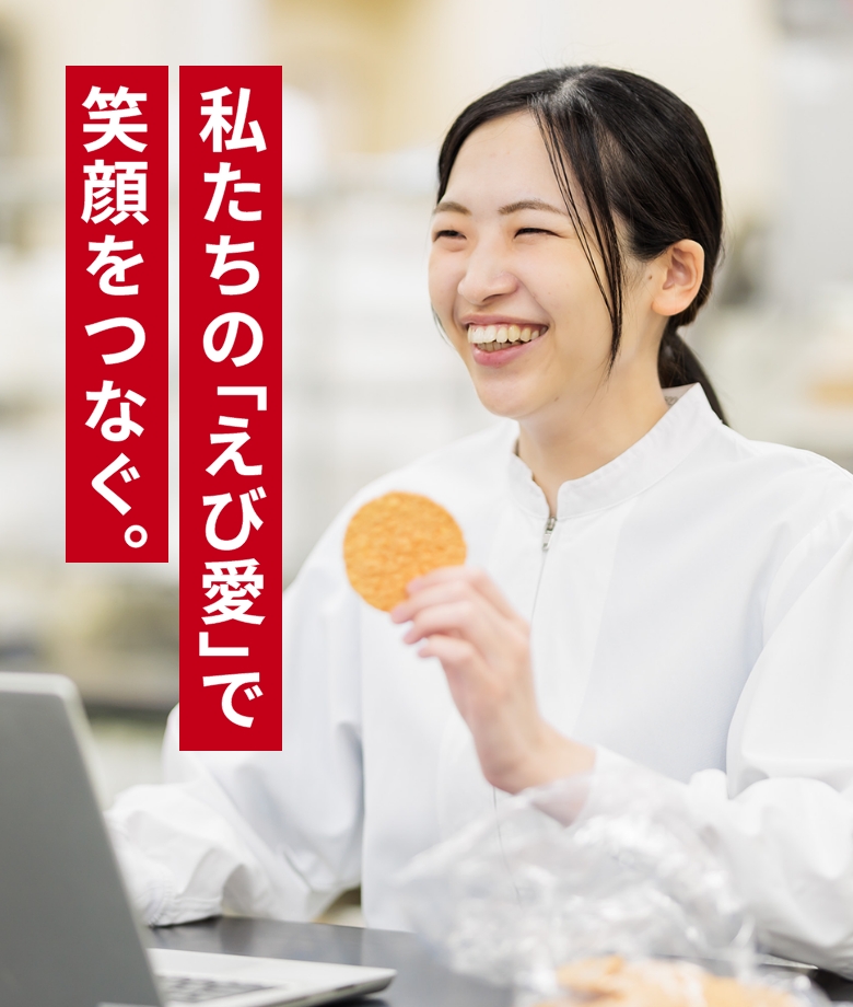 クッキーを持つ白衣の女性の写真です。