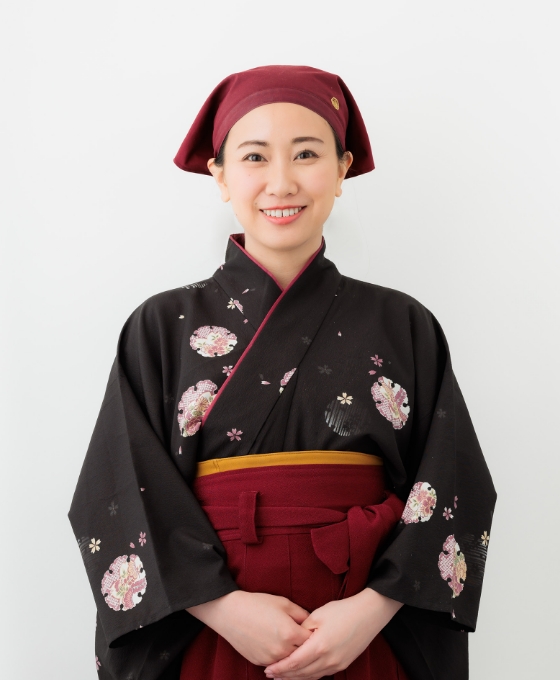 和服を着た女性が優雅に立っているシーン。