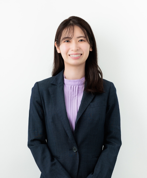 ビジネススーツを着た若いアジア系女性のポートレート。