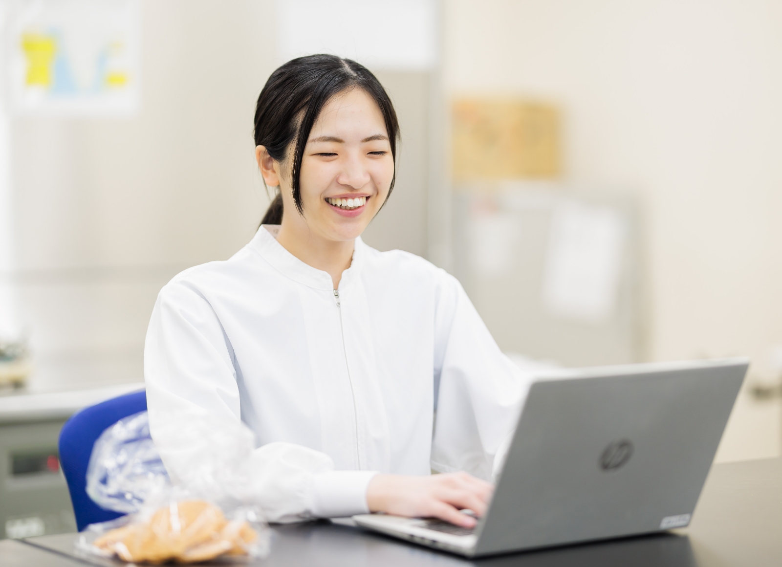 デスクに座っている女性が仕事をしている様子です。